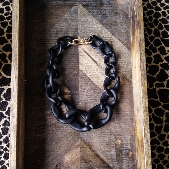 SOLD! Gorgeous, Lightweight Statement Necklace - Picture 2 of 2